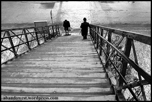 Katrineholm - den gamla gångbron över järnvägen - 1968