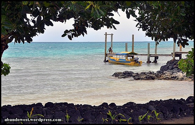 Skepparen väntar vid bryggan - Manono - Samoa - 2009