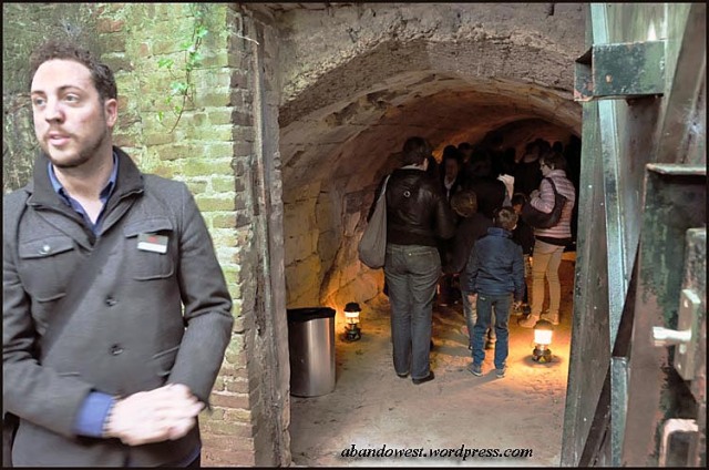 Guiden Kevin räknar in grottutforskare vid ingången till Grotten Nord -  St. Pietersberg Hill - 2015-05-15