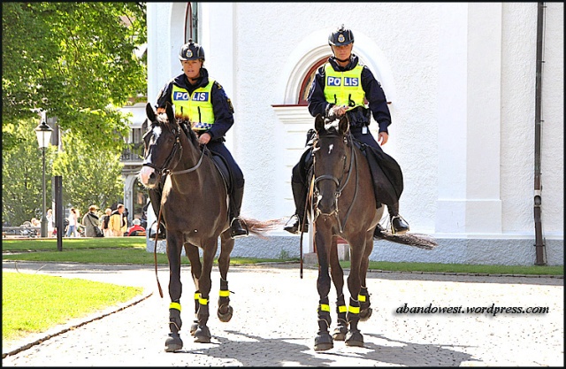 Beriden polis i samband med SD-ledaren Jimmie Åkessons (andra) besök i Varberg - 2014-08-11