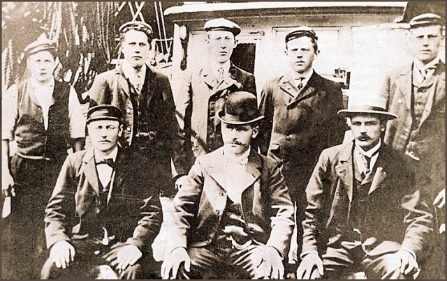 Besättningen på briggen Hugo, som förliste vid kusten utanför Morup 1903 