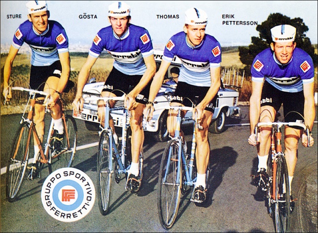 Gruppbild i Ferrettis mundering men med Monarks och Crescents cyklar.